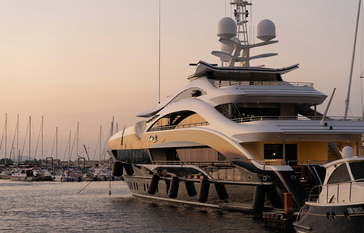 Отличия от яхты